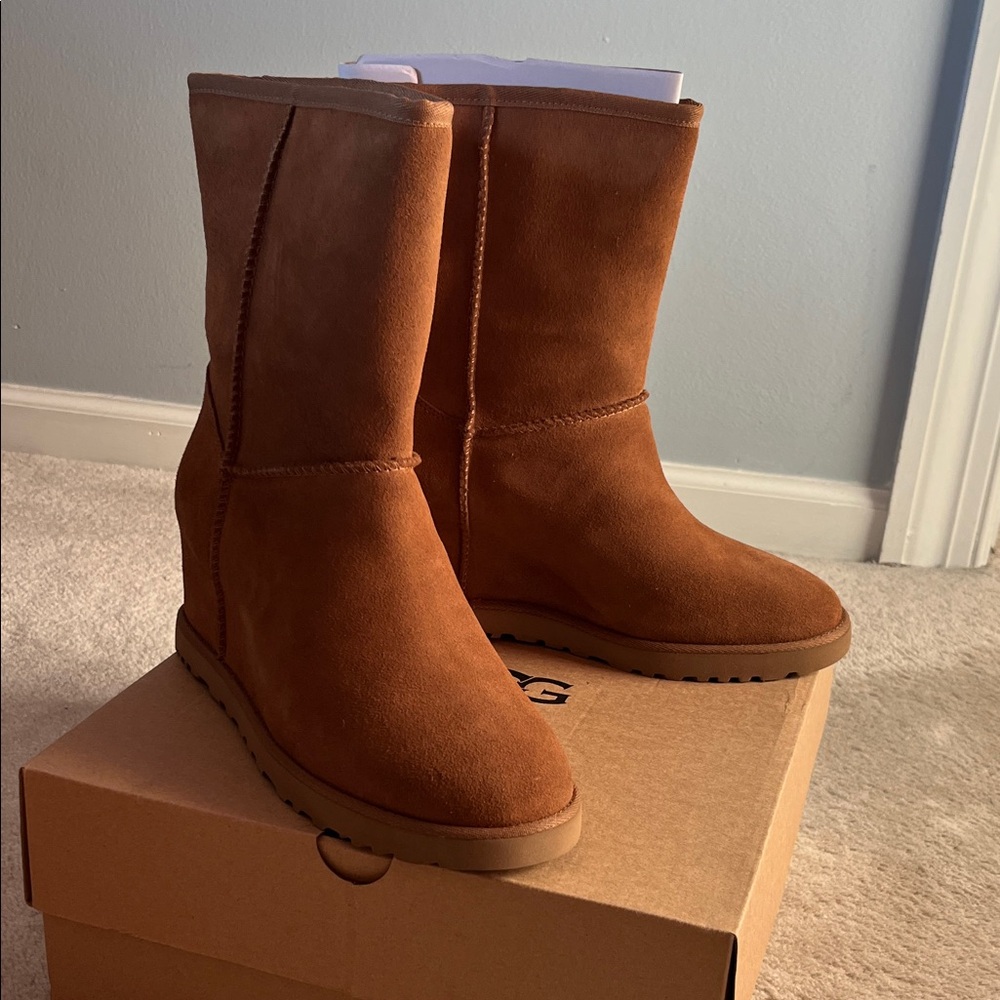 New in box Ugg Classic Femme short boot